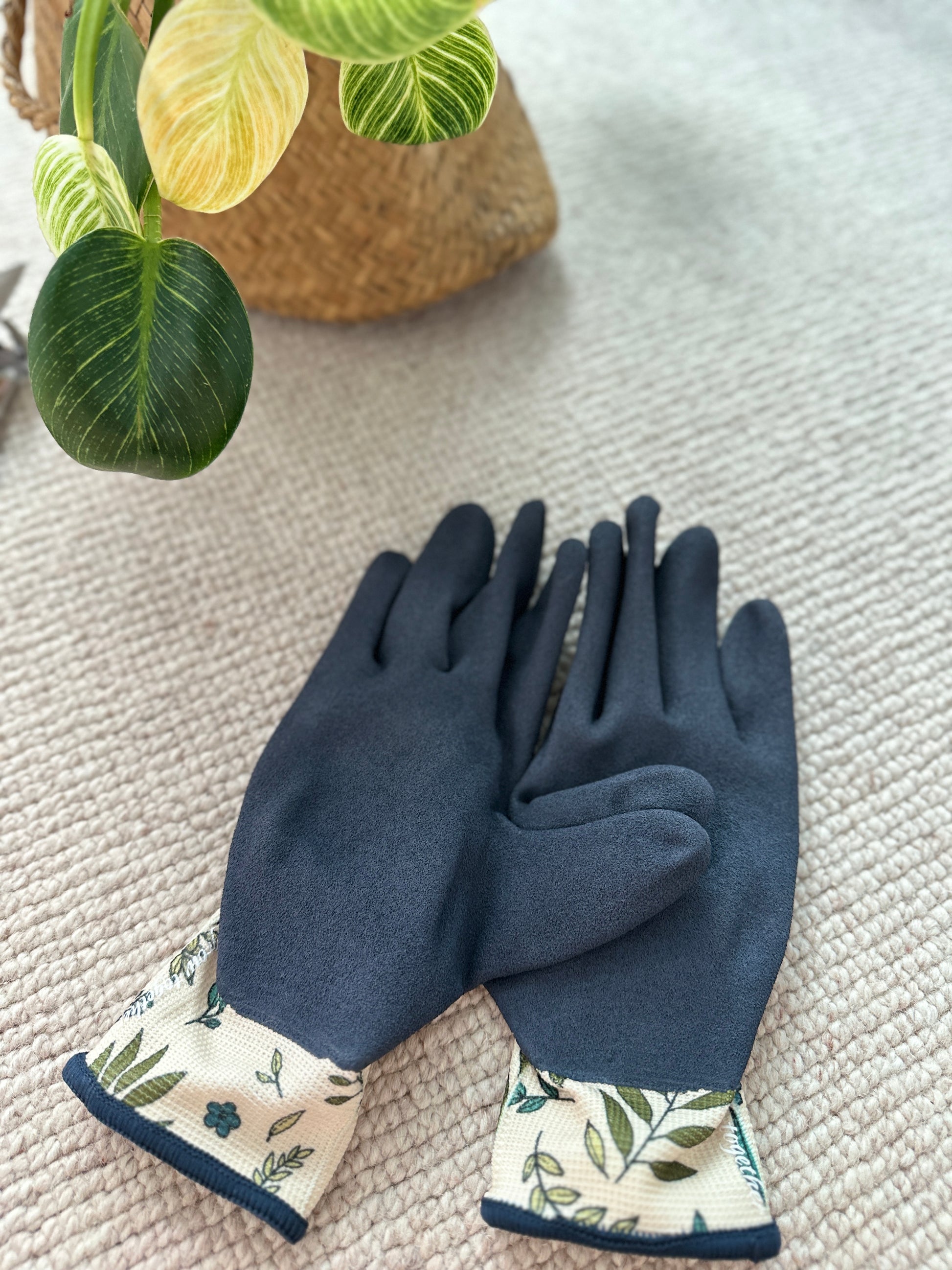 can be used for touch screen while gardening